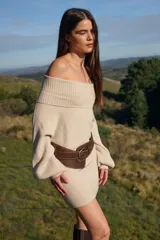 Faja ancha de cuero color marrón, con diseño estructurado y hebilla metálica ovalada con detalle grabado.