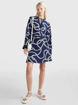 Blusa vaporosa Tommy Hilfiger de color azul marino con estampado integral de cuerdas blancas de estilo marinero. Presenta cuello en V con cordones para anudar, mangas largas con puños abotonados y corte regular.