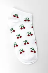 Pack de tres pares de medias cortas tipo ankle. Incluye un par amarillo con estampado de moños blancos, un par blanco con estampado de cerezas rojas y verdes, y un par con diseño de rayas horizontales amarillas y blancas.