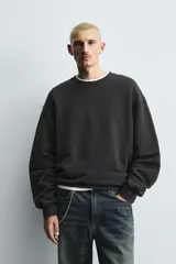 Sudadera de cuello redondo y manga larga con corte relajado. Presenta un acabado con efecto lavado y detalles en rib en puños y ruedo.