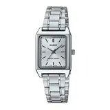 Reloj analógico Casio con caja rectangular de acero inoxidable y malla de eslabones plateada. Presenta una esfera gris con índices de bastón y manecillas plateadas, con un diseño minimalista y elegante.