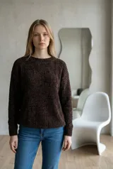 Sweater de tejido de punto con textura tipo waffle, color crudo, de corte clásico con cuello redondo y mangas largas con puños acanalados.