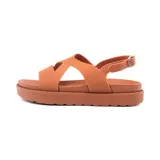 Sandalias bajas color ladrillo con tiras anchas cruzadas en el empeine y tira trasera con hebilla.