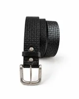 Cinto de cuero negro con textura trenzada, hebilla rectangular plateada envejecida y detalles de remaches metálicos.