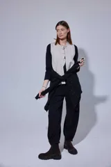 Blusa con frente de lino en color beige, con detalle de mini volado central en la pechera. La espalda y las mangas largas están confeccionadas en tejido de algodón con elastano en color negro.