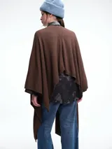 Poncho amplio y liviano de tejido suave con mezcla de cashmere, de diseño abierto y caída fluida.