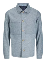 Blazer azul de lino con corte slim fit, solapa clásica, cierre con botones y bolsillo en el pecho.