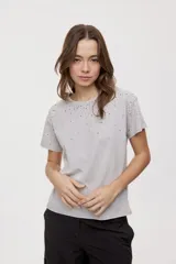 Remera de manga corta y cuello redondo color gris con efecto lavado, calce relajado y detalles de strass aplicados en la parte superior.