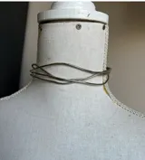Gargantilla de metal dorada con cuatro hilos irregulares y cadena regulable.