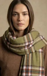 Bandana de tejido suave con diseño de cuadros en tonos verde pistacho, blanco, marrón y azul.