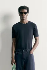 Camiseta slim fit de color azul marino, con cuello redondo y manga corta.