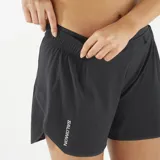 Short deportivo Salomon Sense Aero de 5 pulgadas, color negro, con diseño minimalista, aberturas laterales en el dobladillo y logotipo reflectante de la marca.