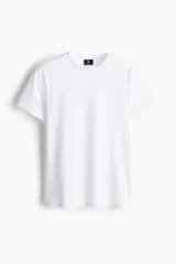 Remera de cuello redondo y manga corta, confeccionada en punto de algodón liviano con bajo recto y corte ajustado al cuerpo.