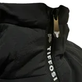 Campera puffer unisex de color negro, con capucha integrada, cierre frontal con detalle de marca estampado y diseño acolchado.