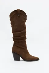 Botas texanas de caña alta color marrón, con punta fina y taco de 5cm. Cierre lateral.