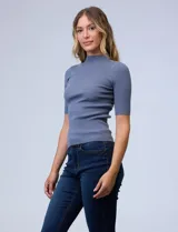 Buzo Philosophy de tejido acanalado color borgoña, con cuello alto y mangas cortas.