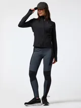 Campera deportiva negra de segunda capa, con cierre frontal completo, cuello alto y mangas largas con abertura para el pulgar. Incorpora bolsillos laterales en la parte trasera y diseño transpirable.