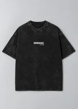 Remera de manga corta color gris con efecto acid wash y corte boxy fit, con pequeño estampado frontal en el pecho con el texto "NØBASIC CLUB".