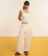 Pantalón recto de viscosa color bordó, con superficie texturizada y lazo ajustable en la cintura.