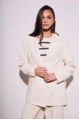 Blazer color crema de poliéster y viscosa, de corte oversize con solapas y doble botonadura.