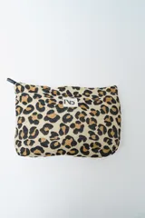 Neceser rectangular con estampado de personajes de anime en tonos vibrantes sobre fondo blanco. Cuenta con cierre superior negro.