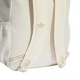 Mochila Adidas Adicolor de color beige claro, con cierre principal y bolsillo delantero con cierre. Incluye el logo del Trifolio de Adidas estampado en tono tostado en la parte frontal y asa de mano superior.