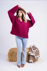 Sweater de punto color marrón con cuello en V y mangas largas.