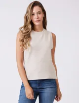 Buzo sin mangas color beige, de tejido melange suave, con cuello a la base y sisas amplias. Presenta pequeños tajos en el ruedo para una mejor caída.