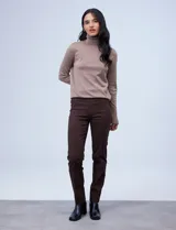 Pantalón negro de gabardina elastizada marca Zac & Rachel, con pretina ancha y faja interna modeladora. Tiene costura frontal pespunteada y bolsillos ojal simulados en la parte trasera.