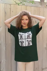 Remera blanca de algodón con estampa frontal dividida en cuatro paneles con fotos de un perro galgo.