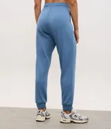 Pantalón jogger deportivo de modal color azul, con cintura elástica ajustable con lazo, bolsillos delanteros aplicados, costuras frontales decorativas y puños elásticos en los tobillos.