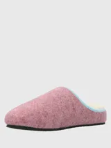Pantuflas de fieltro color rosado con interior de piel sintética, borde en color celeste y suela de goma negra. Incluye etiqueta de marca en el lateral.