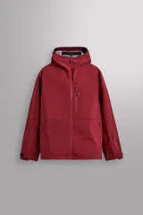 Cazadora técnica de esquí color rojo, con capucha ajustable, cierre frontal termosellado, bolsillos con cremalleras impermeables, aberturas de ventilación en axilas y puños ajustables.