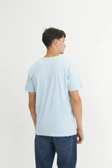 Remera negra con estampado frontal con la frase "Sense of Renewal" y un dibujo de montañas.