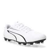 Championes de fútbol Puma Vitoria FG, diseñados para césped natural firme. Presentan un diseño en color blanco con detalles en negro, incluyendo el logo de la marca en el lateral. Cuentan con cierre de cordones y suela con tapones para mayor tracción.