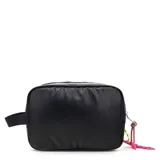 Neceser rectangular de color negro, confeccionado en material sintético con acabado liso. Presenta un parche frontal rectangular en color fucsia con estampado de labios y el logo de la marca. Incluye una manija lateral de cinta negra y un tirador de cierre decorado con cordones de colores neón y un dije de goma con la palabra 'Love'.