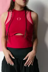 Top deportivo rojo con breteles finos y corte debajo del busto.