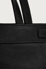 Bolso shopper de piel con acabado abatanado, compartimento principal con cierre de cremallera, dos asas de mano, dos asas de hombro y detalle de llavero.