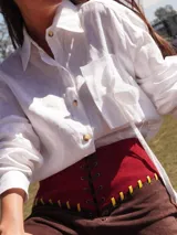 Shorts de tiro alto, confeccionados en gamuza. Diseño bicolor con detalle de costuras a contraste y acordonado frontal regulable. De silueta amplia y cómoda, con un estilo artesanal y distintivo.