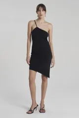 Vestido corto negro de viscosa con elastano, ajustado al cuerpo, con escote asimétrico de un hombro y ruedo irregular en diagonal.