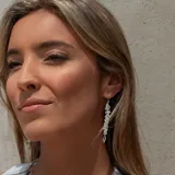 Aros colgantes largos de plata 925 con aguamarinas pequeñas y una aguamarina grande en el extremo inferior.