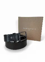 Cinto de cuero negro con hebilla metálica plateada.