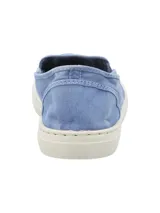 Zapatillas slip-on celestes de lona con suela de goma color crema.