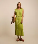 Vestido midi color verde, sin mangas, con cuello redondo y hombreras marcadas. Incluye un cinturón de cordón rústico para ajustar en la cintura.