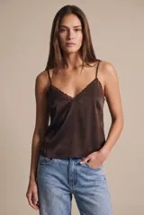 Blusa de satén color marrón con escote en V, tirantes finos y detalle de puntilla bordada en el escote.