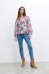 Blusa estampada con flores rojas, verdes y azules, escote en V y mangas balloon.