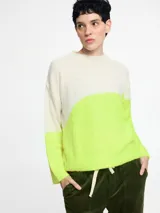 Sweater tejido en jersey con diseño a bloques de color blanco y azul.