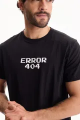 Remera negra de algodón de manga corta, con cuello redondo y estampa frontal con texto en estilo pixelado.