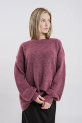 Buzo tejido color gris claro, de corte oversize y cuello redondo.