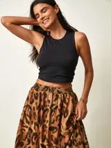 Musculosa crop negro de corte ajustado, con cuello redondo y diseño sin mangas.